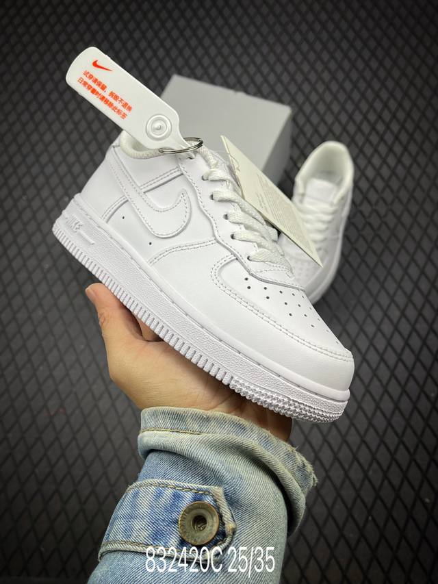 童鞋耐克nike Air Force 1 Le Ps 空军一号低帮百搭休闲运动板鞋。柔软、弹性十足的缓震性能和出色的中底设计，横跨复古与现代的外型结合，造就出风