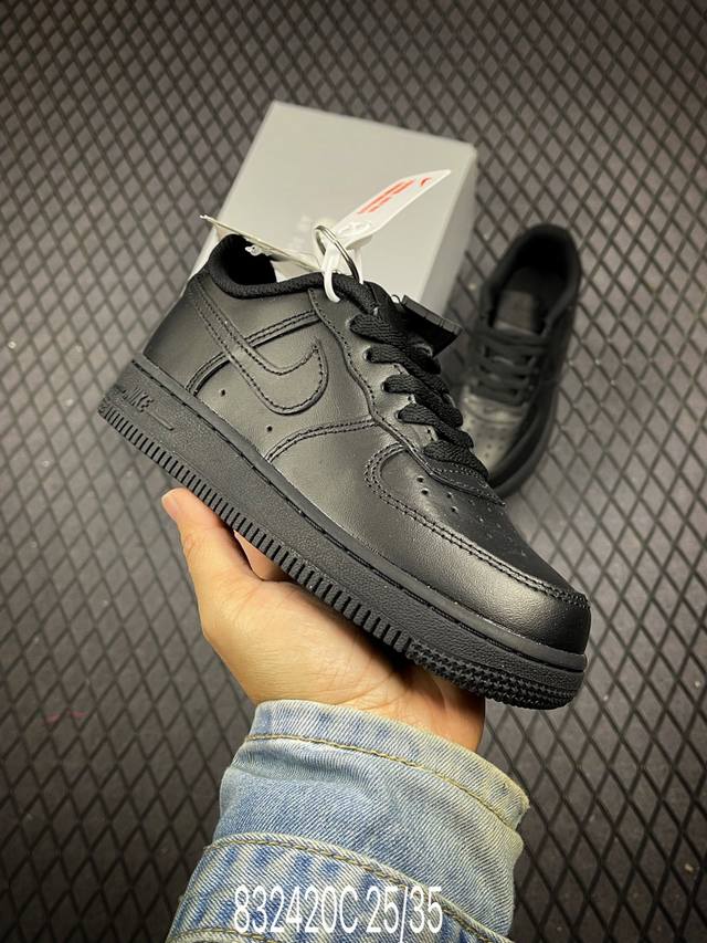 童鞋耐克nike Air Force 1 Le Ps 空军一号低帮百搭休闲运动板鞋。柔软、弹性十足的缓震性能和出色的中底设计，横跨复古与现代的外型结合，造就出风