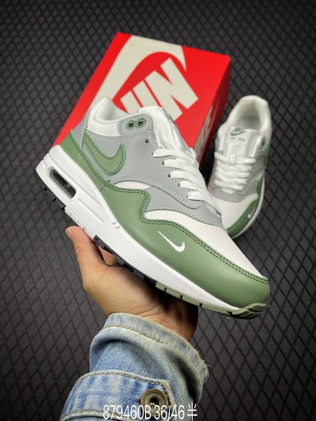 公司级nike Air Max 1 耐克气垫 缓震 耐磨运动鞋 鞋身材质均选择皮革 织物 麂皮多种材质覆盖 保证质感的前提下 层次感也相当不错 带有开窗式 Ai