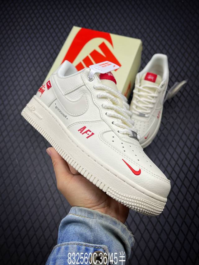 海外限量发售！公司级nike Air Force 1 '07 Low “斯图西联名--Af1米白红标”空军一号 低帮 运动鞋 休闲鞋 折边针车 工艺难度大 原楦