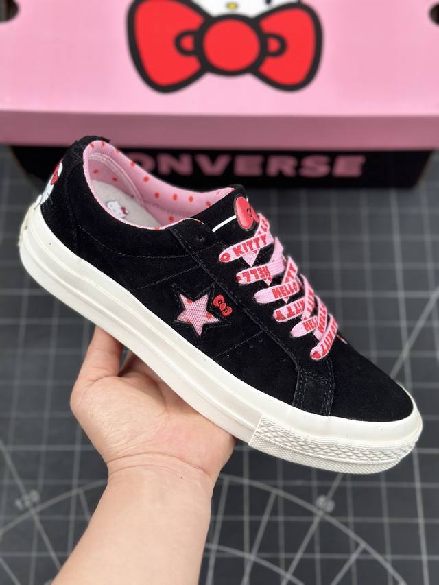 Converse X Hello Kitty 联名款 匡威低帮休闲板鞋 #配色结合经典的one Star鞋款 粉色鞋身 侧面星星搭配刺绣蝴蝶结 呈现风格极为有趣