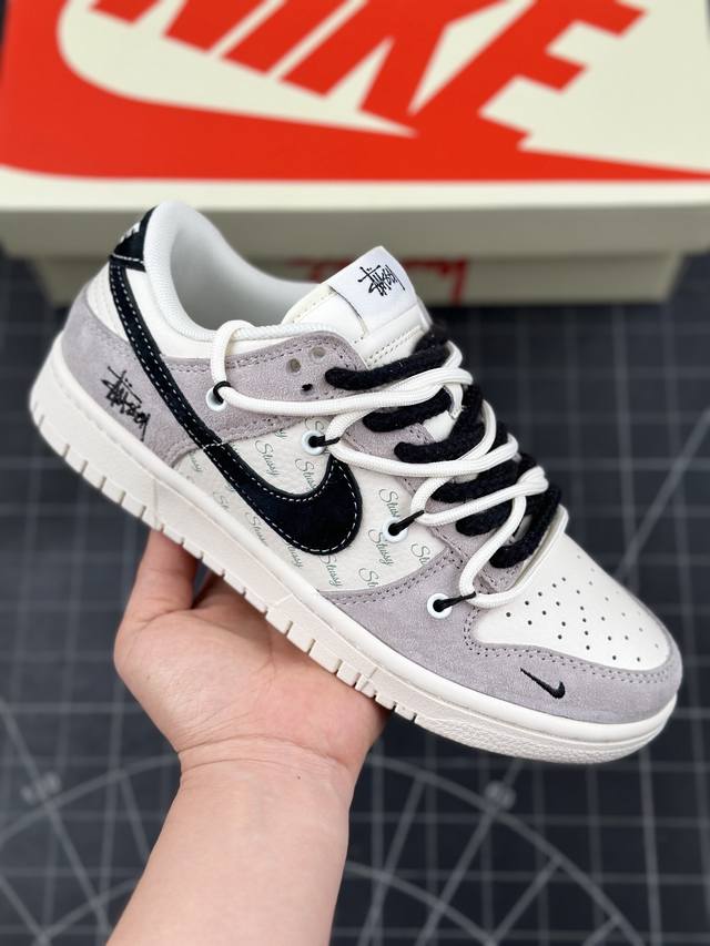 Nk Sb Dunk Low 斯图西-绑带弹幕黑勾 周年高端定制 低帮休闲板鞋 #定制鞋盒 大厂纯原品质出货 超高清洁度 皮料切割干净无任何毛边 细节完美 货号