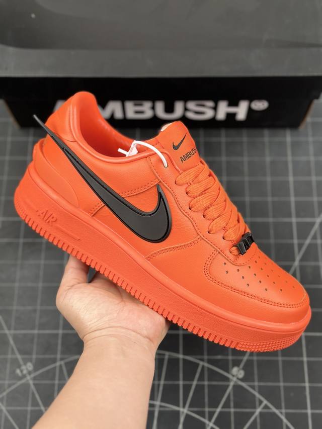 公司级ambush X Nk Air Force 1‘07 Low ”Phantom“ 联名款 空军一号低帮休闲板鞋 #鞋款鞋身以及内衬均采用了纯色皮革打造，标