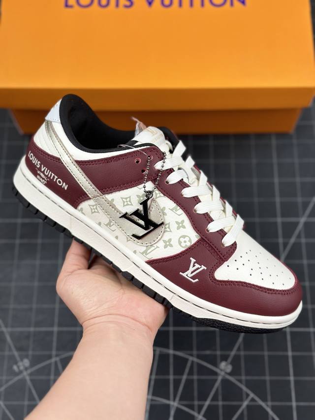 Louis Vuitton X Nike Dunk Sb Low 路易威登x 耐克 Sb 低帮 Lv联名米红金 休闲运动板鞋 鞋身以米白色作为主色调，鞋面采用米