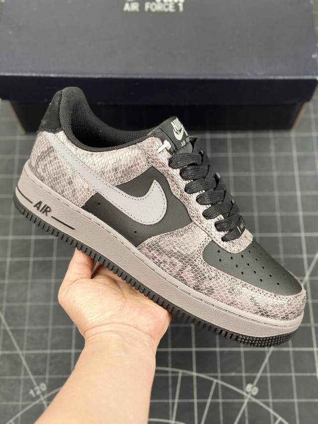 公司级nike Air Force 1 Low 蛇年黑灰 空军一号低帮运动板鞋 原楦头原纸板 打造纯正空军版型#专注外贸渠道 全掌内置蜂窝气垫 #原盒配件 原厂