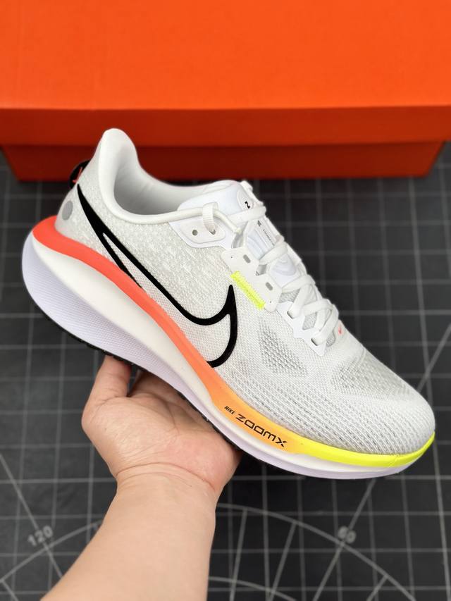 公司级耐克nike Air Zoom Vomero 17 网面徒步运动缓震跑步鞋 全新配色内置双zoom气垫 Vomero是耐克旗下的运动鞋系列，Vomero是