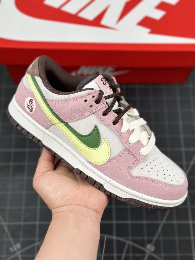 公司级nk Dunk Low 85双勾系列 蛇年主题 Sb低帮运动休闲板鞋 多方联名合作融合了travis Scott 独特的音乐风格，藤原浩个性的设计风格以及