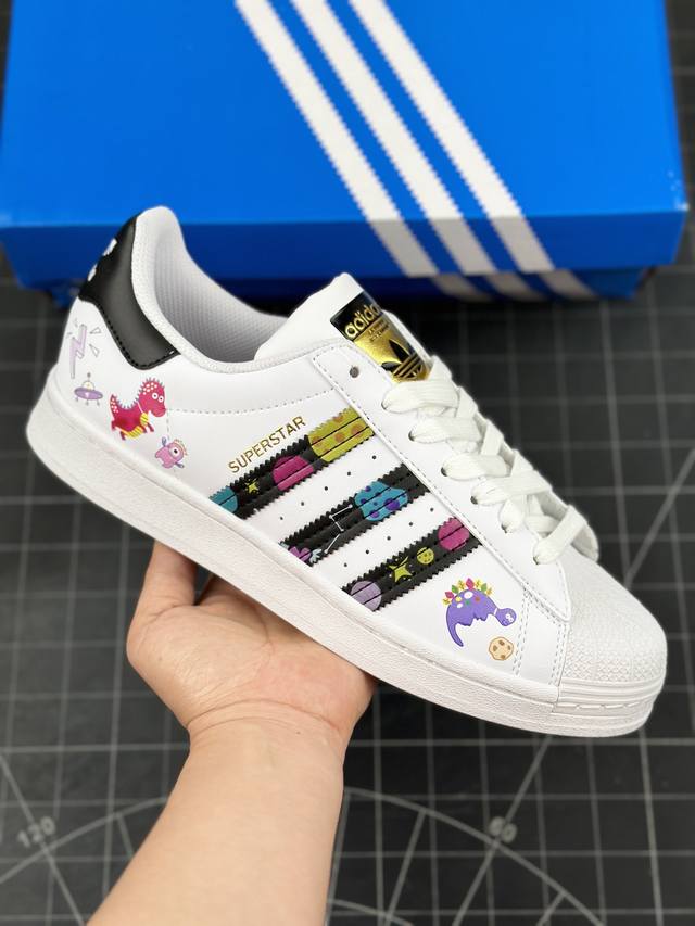 Adidas Originals Superstar 2024全新版本 太空恐龙 贝壳头涂鸦系列 贝壳头经典小白板鞋 专柜上架同步配色 货号: Eg4958 T