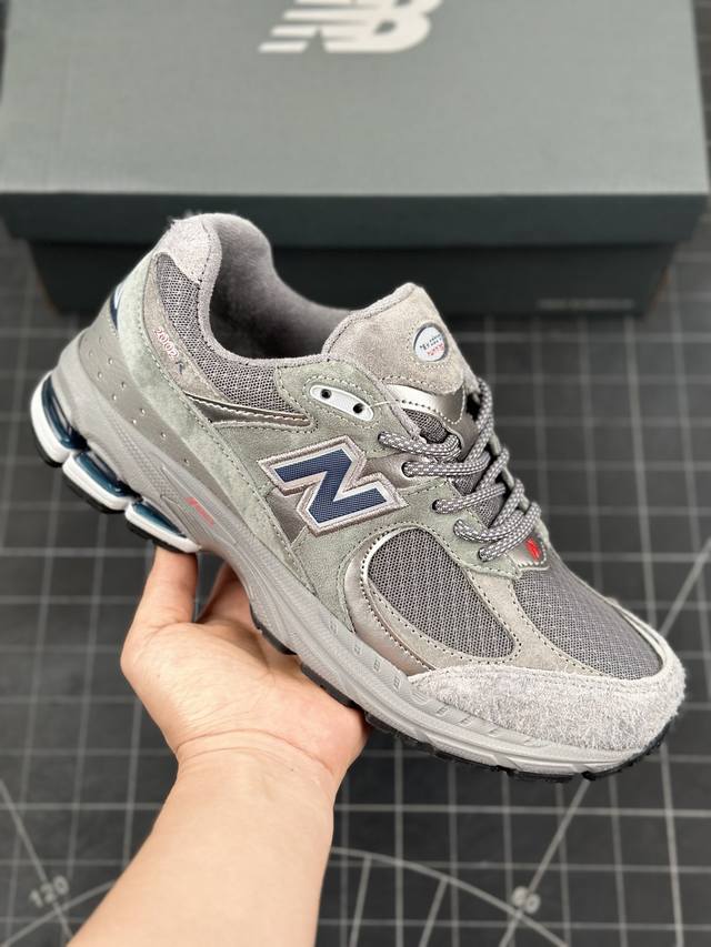 New Balance 2002系列 复古休闲跑步鞋 全新批次 细节材料升级，鞋款延续了经典科技，升级版n-Ergy缓震物料机能与材质上脚太舒适了，鞋面的柔软麂