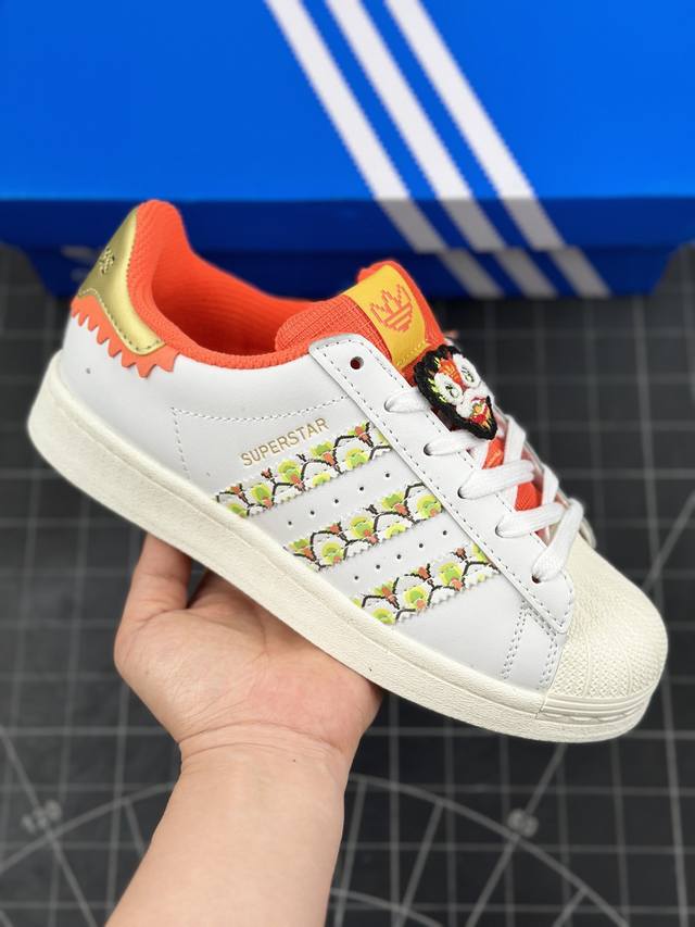 公司级adidas三叶草 Originals Superstar Ayoon W 经典贝壳头厚底系列低帮百搭休闲运动板鞋 鞋面采用皮革材质制成，搭配皮革鞋舌和人