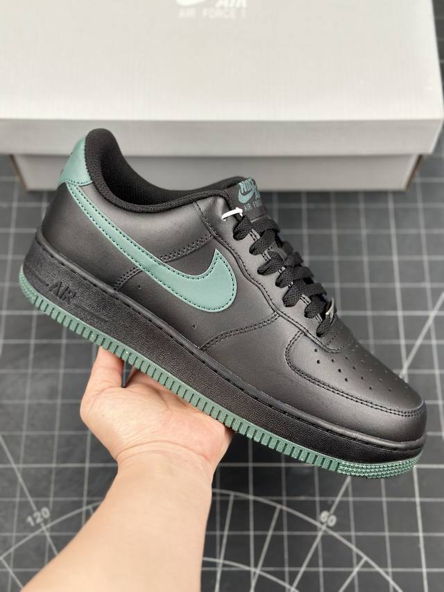 公司级耐克nike Air Force 1‘07 空军一号 黑绿 低帮百搭休闲运动板鞋 柔软、弹性十足的缓震性能和出色的中底设计，横跨复古与现代的外型结合，造就