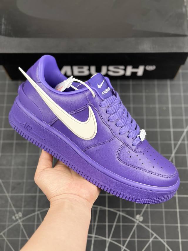 公司级ambush X Nk Air Force 1‘07 Low ”Phantom“ 联名款 空军一号低帮休闲板鞋 #鞋款鞋身以及内衬均采用了纯色皮革打造，标