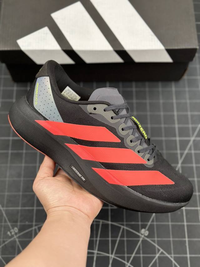 Adidas Adizero Evo Sl M 阿迪超轻透气缓震跑鞋 整体外观造型与adizero Adios Pro Evo 1非常相似 中底配置方面搭载全掌