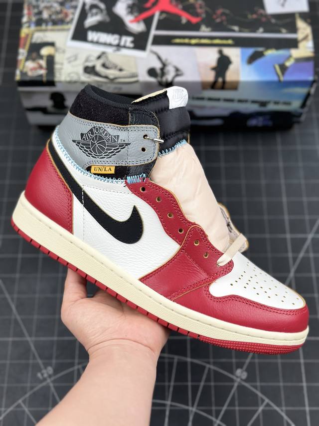 Union X Air Jordan 1 Retro High Aj1 乔1影子芝加哥 高帮篮球鞋 #鞋身整体以白色为主色调，在框架部分采用红色呈现，营造出经典