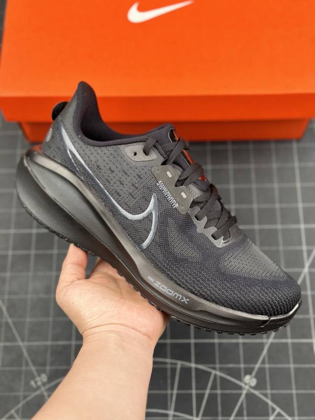 公司级耐克nike Air Zoom Vomero 17 网面徒步运动缓震跑步鞋 全新配色内置双zoom气垫 Vomero是耐克旗下的运动鞋系列，Vomero是