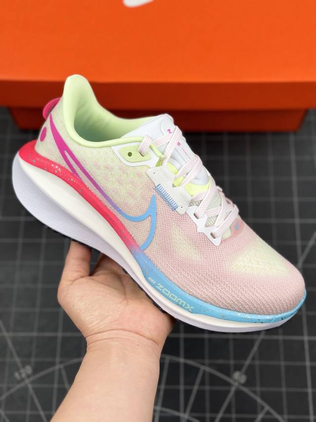 公司级耐克w Nike Air Zoom Vomero 17 网面徒步运动缓震跑步鞋 全新配色内置双zoom气垫 Vomero是耐克旗下的运动鞋系列，Vomer