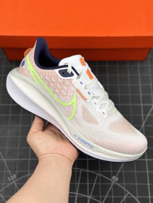 公司级耐克nike Air Zoom Vomero 17 网面徒步运动缓震跑步鞋 全新配色内置双zoom气垫 Vomero是耐克旗下的运动鞋系列，Vomero是