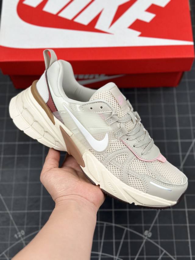 公司级nike V2K Run 复古单品 复古老爹鞋跑步鞋 鞋款被命名为 Runtekk 设计上借鉴了 2000 年的跑鞋风格 配色上以金属银为主调 简练又有复