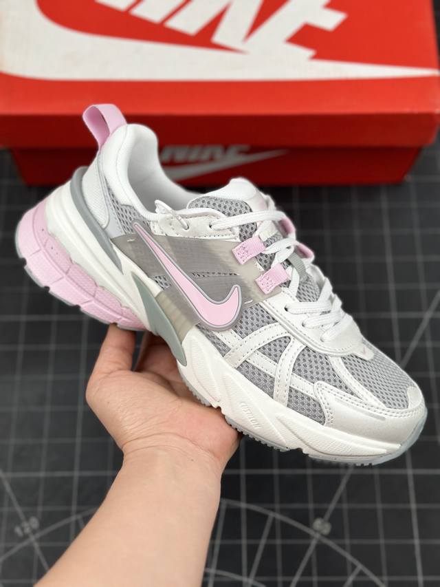 公司级nike V2K Run 复古单品 复古老爹鞋跑步鞋 鞋款被命名为 Runtekk 设计上借鉴了 0 年的跑鞋风格 配色上以金属银为主调 简练又有复古运动