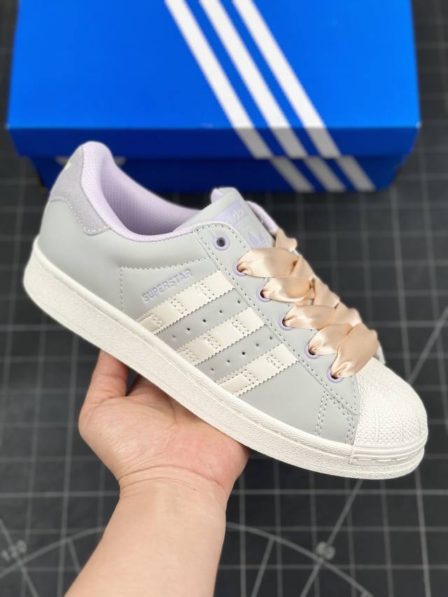 公司级阿迪达斯 Adidas Superstar 三叶草经典贝壳头系列 双鞋带 新款休闲板鞋潮流女士运动鞋 鞋面皮革材质 标志性的贝壳鞋头，锯齿三条纹，简约的线