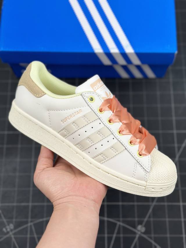 公司级阿迪达斯 Adidas Superstar 三叶草经典贝壳头系列 双鞋带 新款休闲板鞋潮流女士运动鞋 鞋面皮革材质 标志性的贝壳鞋头，锯齿三条纹，简约的线