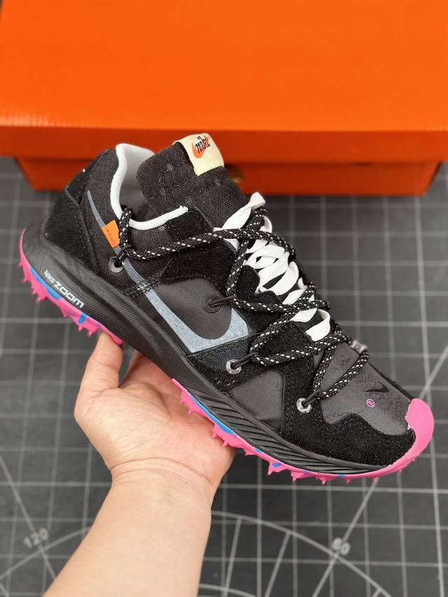 全新联名off-White X Nike Zoom Terra Kiger 5 Athlete In Progress 田径系列低帮解构潮流软钉外底越野跑鞋“黑