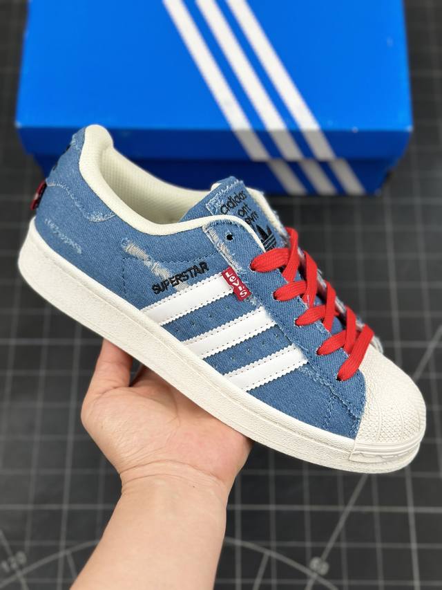 阿迪达斯 Adidas Superstar 三叶草运动鞋经典贝壳头板鞋 真皮鞋面材质 标志性的贝壳鞋头，锯齿三条纹，简约的线条。就连版型和比例，都在向1982年