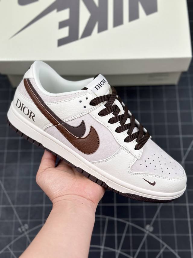 Nk Sb Dunk Low 迪奥系列-米黄棕勾 周年高端定制 低帮休闲板鞋 #定制鞋盒 大厂纯原品质出货 超高清洁度 皮料切割干净无任何毛边 细节完美 货号：