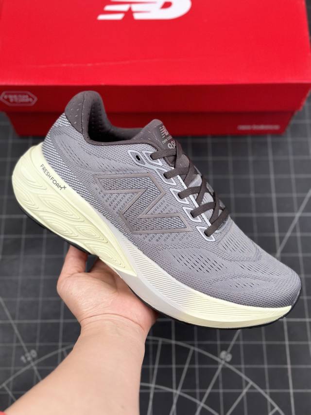 新百伦new Balance Nb Fresh Foam Evoz V2舒适耐磨低帮跑步鞋 Evozv2男士跑鞋将毛绒舒适感提升到一个新的水平这款鞋旨在提供我们