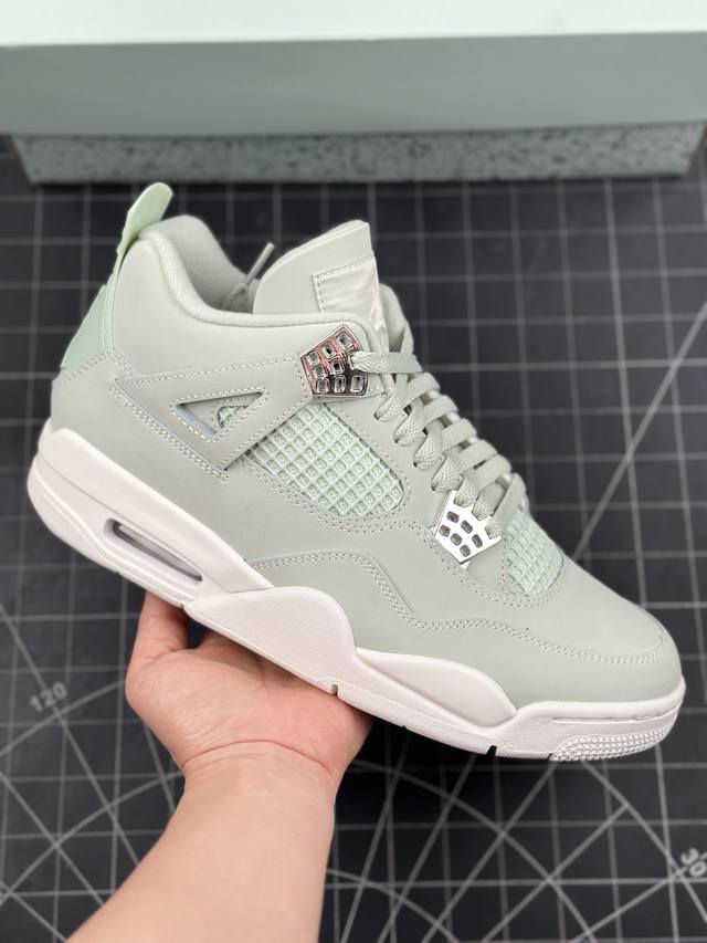 Air Jordan 4 Retro Seafoam 绿色 Aj4 乔丹4代 绿银色 乔丹篮球鞋系列 鞋身整体以绿色皮革为主色调，辅以银色点缀，搭配绿色的鞋带，