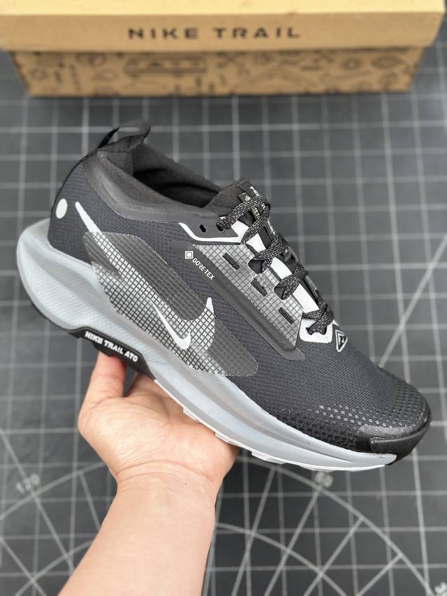 公司级nike Reactx Pegasus Trail 5 Gtx 越野跑步鞋 登月兼顾迅疾外观和稳固脚感 后跟覆面和中足动态支撑巧妙融合 缔造稳定顺畅的迈步