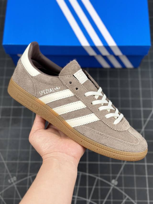 Adidas Handball Spezial W 三叶草学院风复古休闲板鞋 橡胶底柔软绒面革经典运动鞋男女士鞋圆头、缝合拼接设计、正面绑带、鞋舌部位附有标贴、