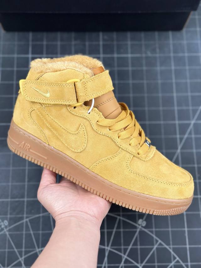 公司级耐克nike Air Force 1 Mid 07 空军一号中帮加绒百搭休闲运动板鞋 柔软、弹性十足的缓震性能和出色的中底设计，横跨复古与现代的外型结合，