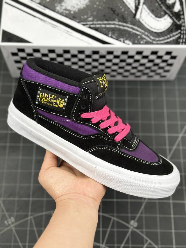 万斯vans Skate Half Cab 传奇滑冰运动员签名款中帮滑板鞋 鞋面采用毛绒绒面革和皮革材料混合制成。黑色为运动鞋带来垂坠感，而白色缝线、鞋带和品牌