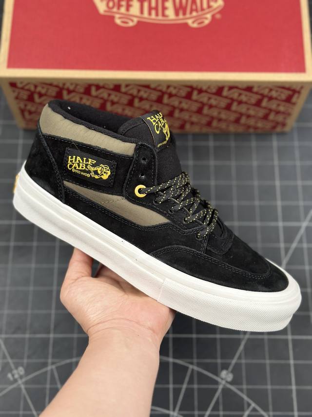 万斯vans Half Cab Pro 传奇滑冰运动员签名款中帮滑板鞋 鞋面采用毛绒绒面革和皮革材料混合制成。黑色为运动鞋带来垂坠感，而白色缝线、鞋带和品牌标识