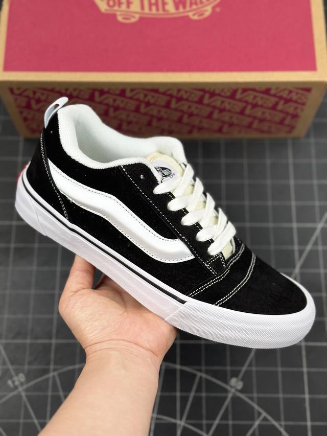 万斯 Vans Knu-Skool 面包鞋 坎普尔 茱利安系列低帮复古硫化休闲运动板鞋“肥胖版大logo” 要说整个年最为热门的鞋型之一， 面包鞋 绝对值得一提