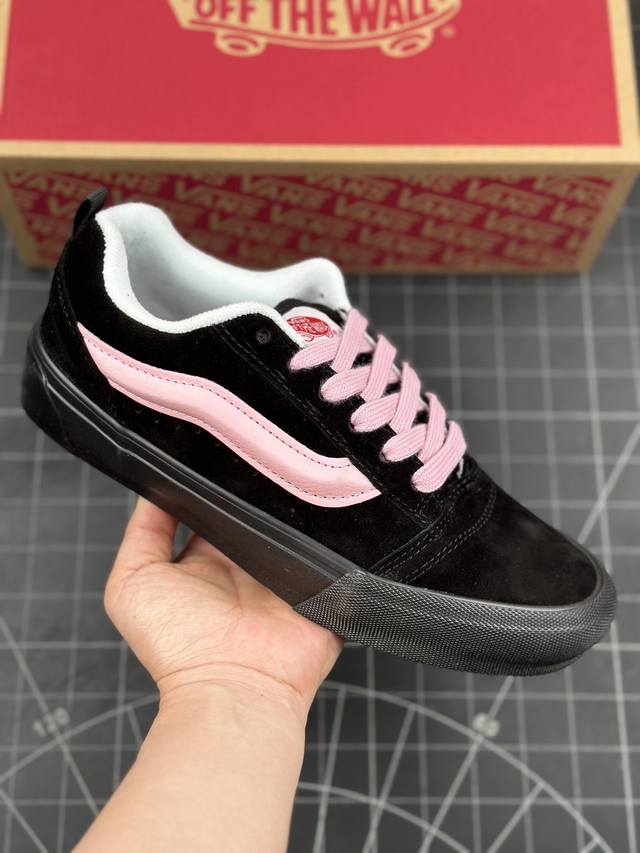 万斯 Vans Knu-Skool 面包鞋 坎普尔 茱利安系列低帮复古硫化休闲运动板鞋“肥胖版大logo” 要说整个年最为热门的鞋型之一， 面包鞋 绝对值得一提