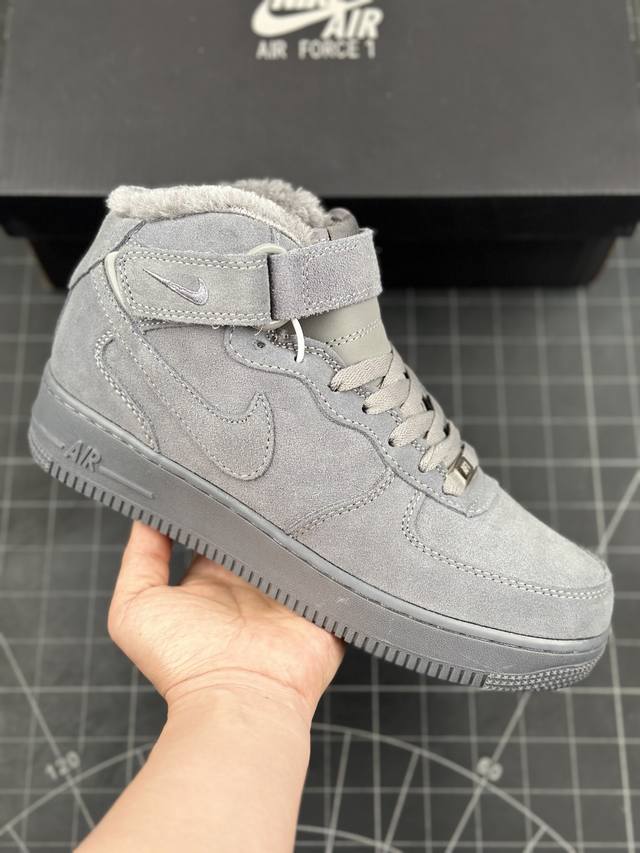 公司级耐克nike Air Force 1 Mid 07 空军一号中帮加绒百搭休闲运动板鞋 柔软、弹性十足的缓震性能和出色的中底设计，横跨复古与现代的外型结合，