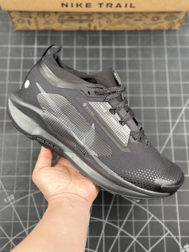 公司级nike Reactx Pegasus Trail 5 Gtx 越野跑步鞋 登月兼顾迅疾外观和稳固脚感 后跟覆面和中足动态支撑巧妙融合 缔造稳定顺畅的迈步