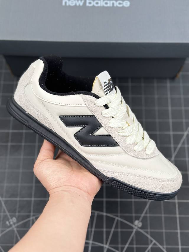 New Balance Urc42 系列低帮 复古跑鞋 绒布拼接舒适耐磨跑步鞋 以更纯粹的复古风格设计打造的全新造型 侧身还以解构设计 将 N 字标志以做旧压花