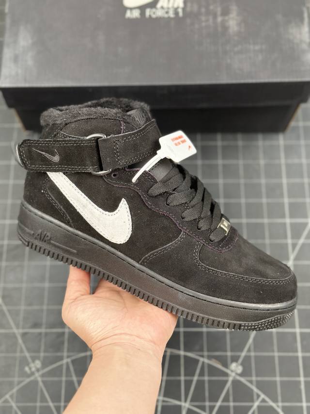 公司级耐克nike Air Force 1 Mid 07 空军一号中帮加绒百搭休闲运动板鞋 柔软、弹性十足的缓震性能和出色的中底设计，横跨复古与现代的外型结合，