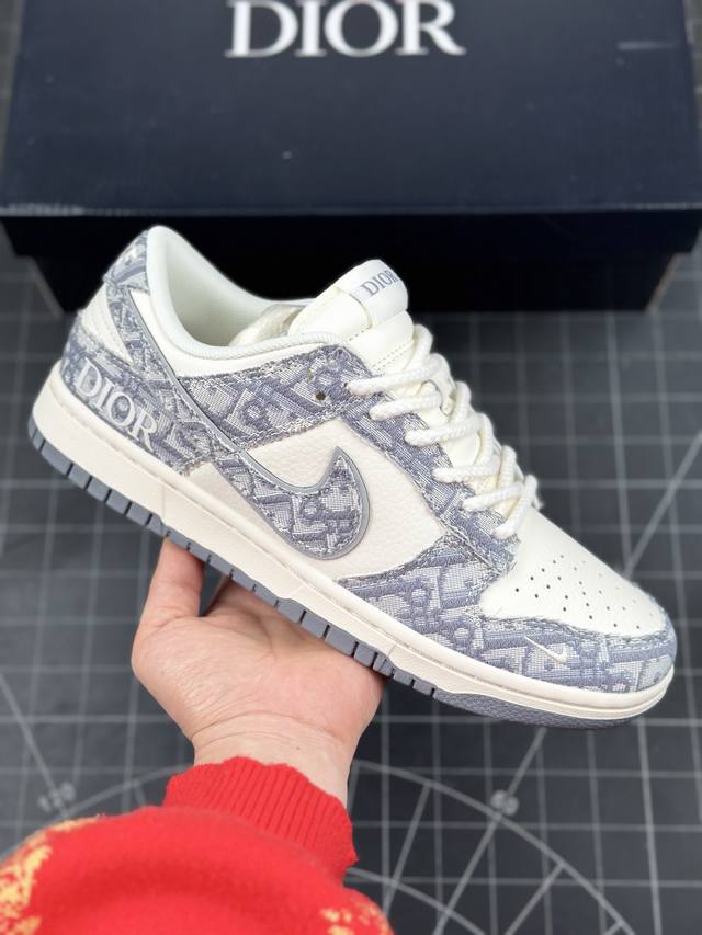 Nk Sb Dunk Low 迪奥联名-织布灰勾 周年高端定制 低帮休闲板鞋 #定制鞋盒 大厂纯原品质出货 超高清洁度 皮料切割干净无任何毛边 细节完美 货号：