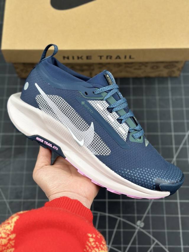 公司级nike Reactx Pegasus Trail 5 Gtx 越野跑步鞋 登月兼顾迅疾外观和稳固脚感 后跟覆面和中足动态支撑巧妙融合 缔造稳定顺畅的迈步