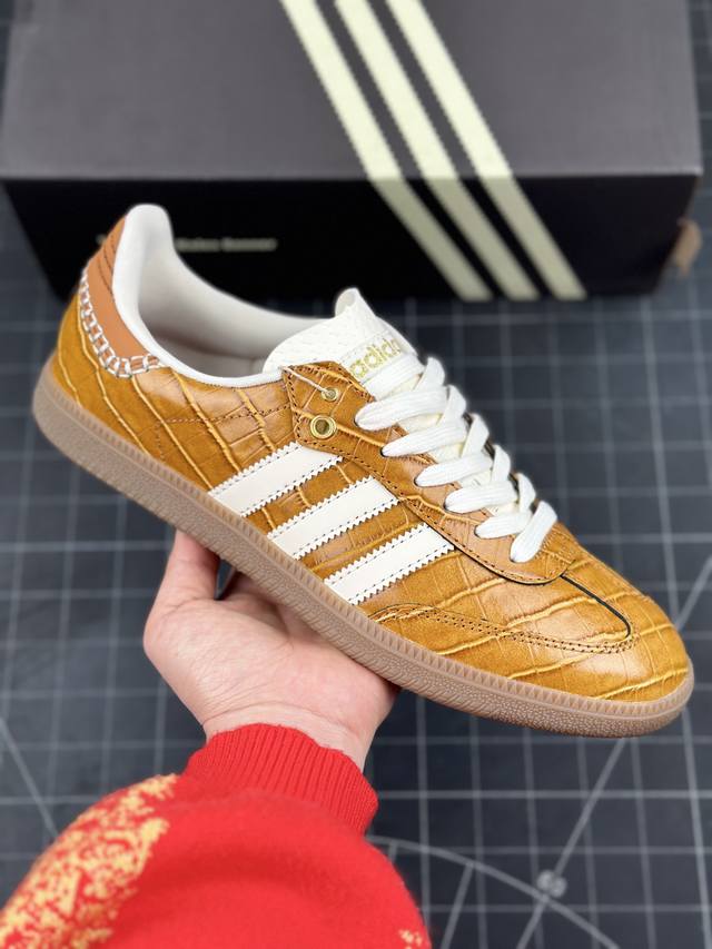 Wales Bonner X Adidas Originals Samba 联名双色鳄鱼皮马克线 古桑巴板鞋 这款桑巴鞋展示了高质量的工艺 带有装饰的超锁缝制和