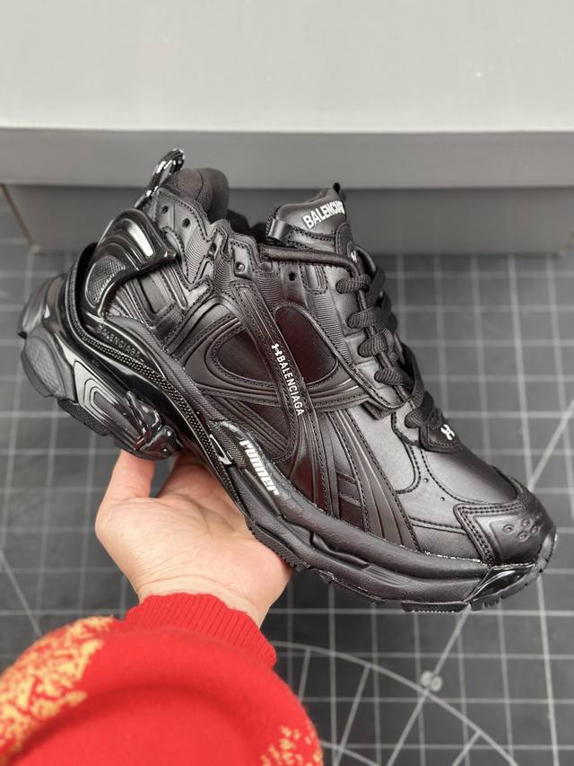 Ok版 Balenciaga 巴黎世家 7代 安德玛联名runner运动鞋 不含皮运动鞋，网布材质，磨损效果，鞋头边缘印有尺码，背面浮印尺码，外侧印有跑者徽标