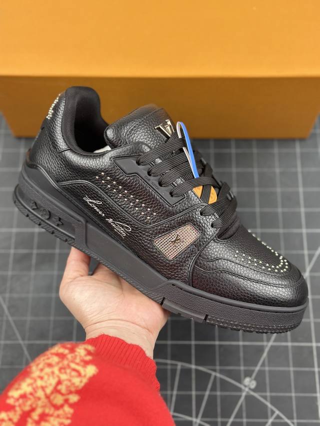 广东纯原版本 驴牌 Lv Louis Vuitton Trainer 限定联名 低帮休闲板鞋 代购级别 Zp级全套包装 原版购入历时近两个月开发打造！ 经典多