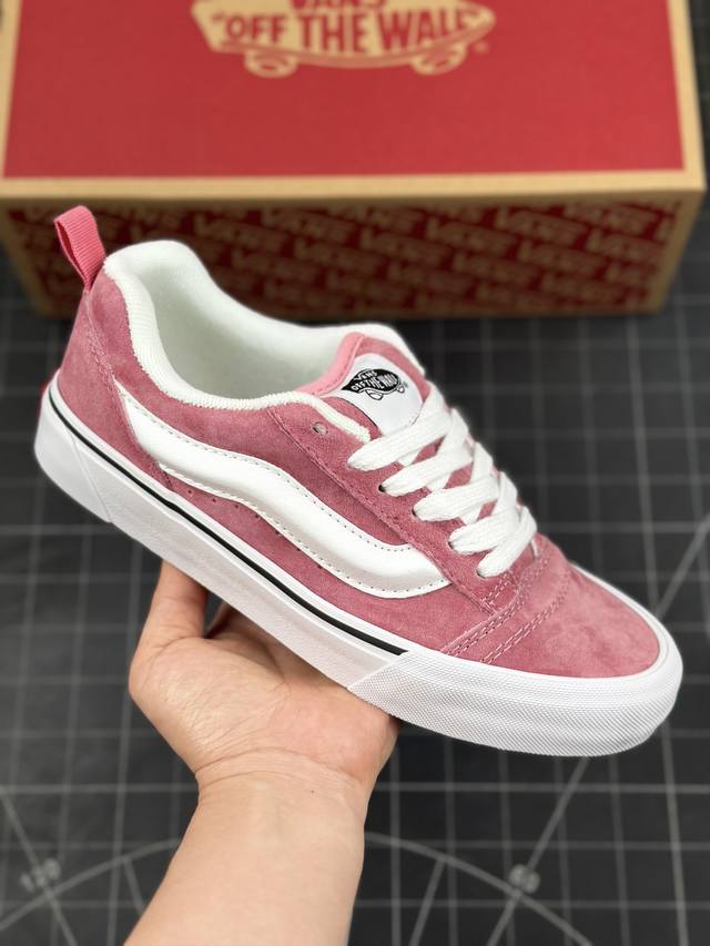 万斯 Vans Knu-Skool Vr3面包鞋 坎普尔 茱利安系列低帮复古硫化休闲运动板鞋“肥胖版大logo” 要说整个年最为热门的鞋型之一， 面包鞋 绝对值