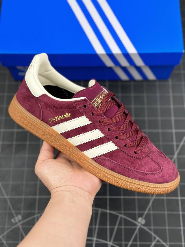 Adidas Handball Spezial 阿迪达斯经典款 复古休闲板鞋 全鞋采用反毛皮制作 牛筋耐磨大底 承载青春情怀的板鞋 经典三条杠装饰鞋侧 品牌辨识