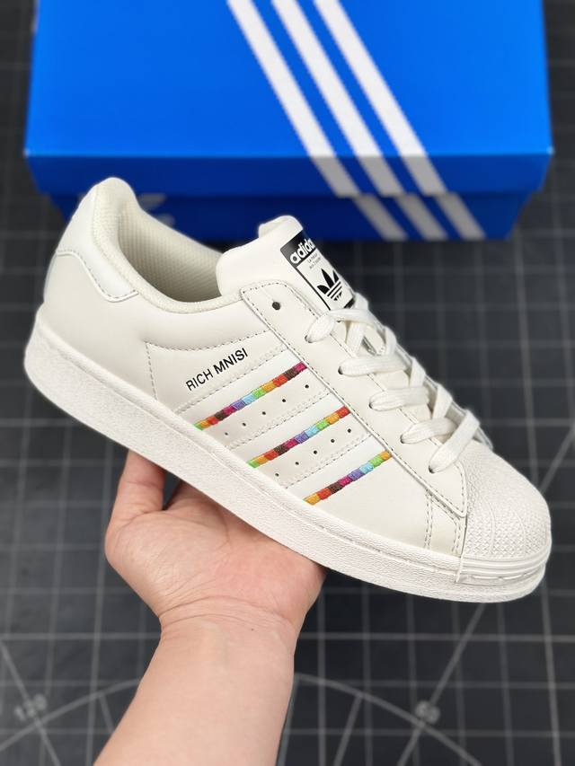 阿迪达斯 Adidas Originals Superstar 经典贝壳头系列低帮百搭休闲运动板鞋 鞋面采用皮革材质制成，搭配皮革鞋舌和人造革衬里，穿着舒适而