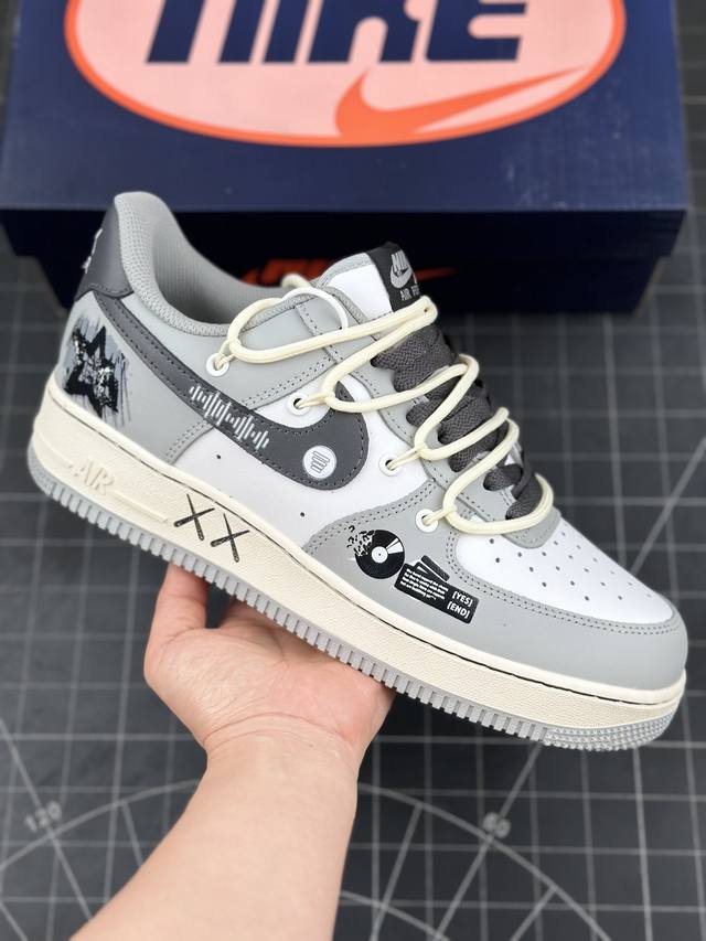 Nk Air Force 1 Low Vinyl 黑胶唱片 空军一号低帮休闲运动绑带板鞋 #在数字音乐蓬勃发展的今天，黑胶唱片却宛如一位穿越时光的优雅老者，带着